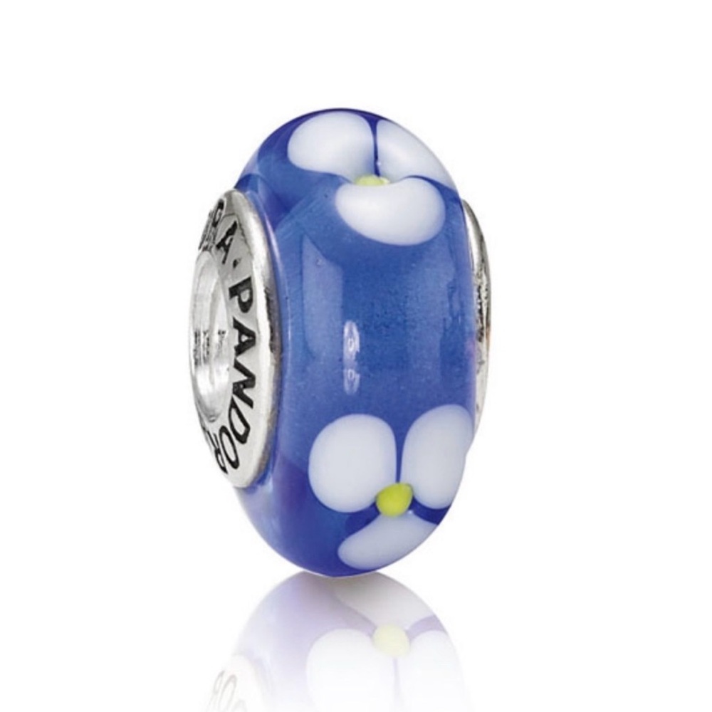 Retired Authentic PANDORA Daisy Murano Charm in Blue. 790609